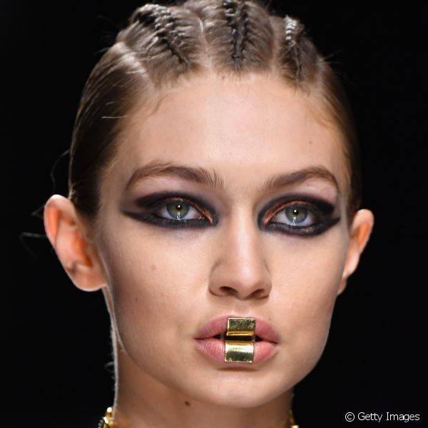 O olho preto apareceu reinventado nas Semanas de Moda, como no desfile de Balmain em Paris, e promete ser tendência (Foto: Getty Images)